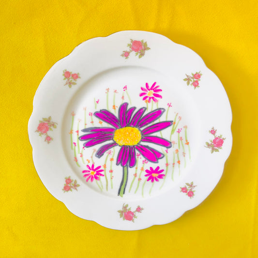 “Sitting Pretty” Vintage Plate